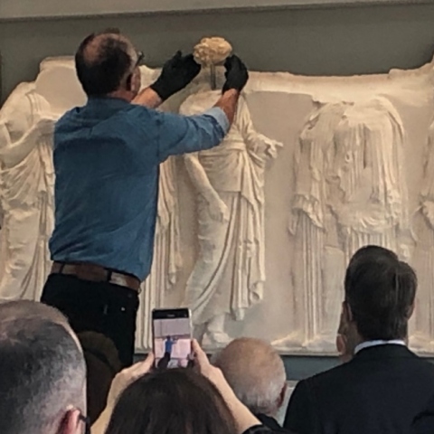 Γλυπτά Παρθενώνα: δέκα θραύσματα από το Εθνικό Αρχαιολογικό Μουσείο στο Μουσείο Ακρόπολης