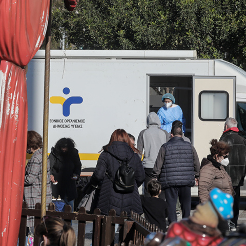 Κορωνοϊός: Ατελείωτες ουρές από τα ξημερώματα για ένα rapid test 