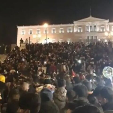 Χιλιάδες Πακιστανοί στο Σύνταγμα για την αλλαγή του χρόνου   