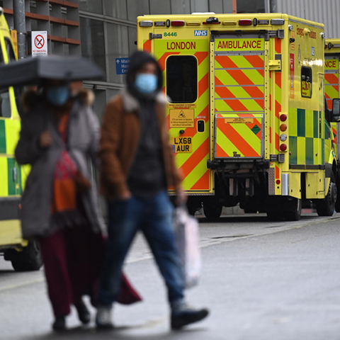 Βρετανία: Η Όμικρον εξαπλώνεται μεταξύ των άνω των 50