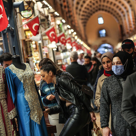 Καταναλωτές σε αγορά στην Κωνσταντινούπολη