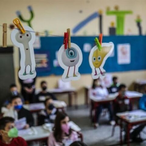 Παιδιά με μάσκα για τον κορωνοϊό σε σχολείο © EUROKINISSI  