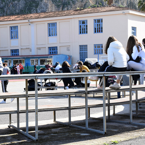 Κορωνοϊός: Διχασμένοι οι ειδικοί για το άνοιγμα των σχολείων