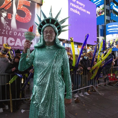 Γυναίκα ντυμένη ως Άγαλμα της Ελευθερίας, την παραμονή της πρωτοχρονιάς του 2022 στη Νέα Υόρκη