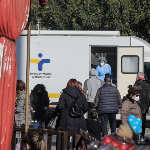 ΚΟΣΜΟΣ ΣΕ ΑΝΑΜΟΝΗ ΓΙΑ ΔΩΡΕΑΝ RAPID TEST ΑΠΟ ΤΟΝ ΕΟΔΥ ΣΤΗ ΠΛΑΤΕΙΑ ΝΕΑΣ ΣΜΥΡΝΗΣ (ΓΙΑΝΝΗΣ ΠΑΝΑΓΟΠΟΥΛΟΣ / EUROKINISSI)