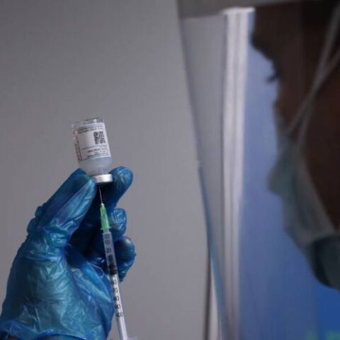 Λίστα με τα ονόματα και τα τηλέφωνα των γιατρών για τον κατ' οίκον εμβολιασμό κατά της covid	