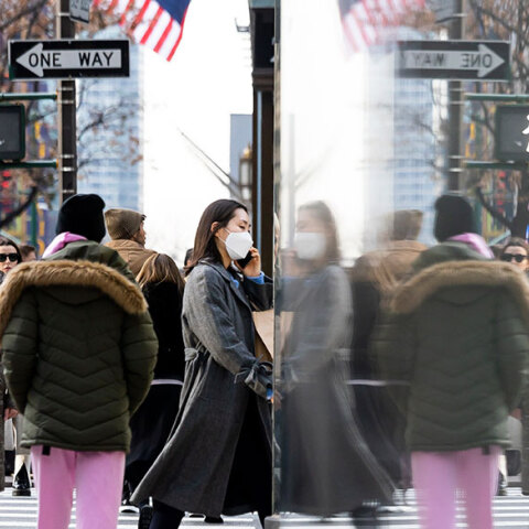 Κόσμος με μάσκα για κορωνοϊό στη Νέα Υόρκη