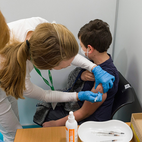 Γερμανία: Εμβολίασαν παιδιά με δόση για ενηλίκους