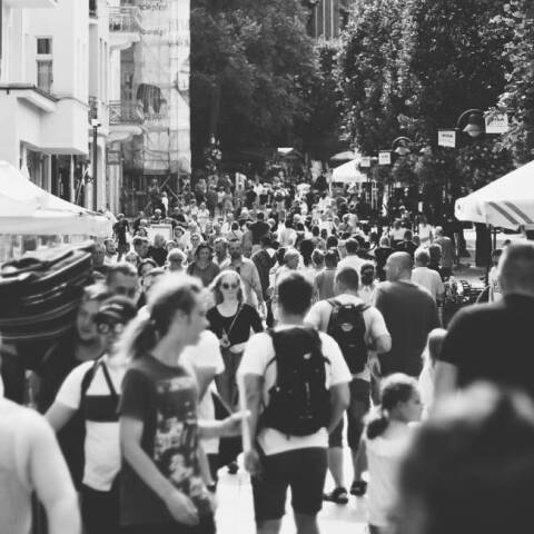 Κόσμος που περπατάει