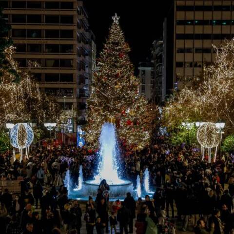 ΕΟΡΤΑΣΤΙΚΗ ΑΤΜΟΣΦΑΙΡΑ ΣΤΗΝ ΠΛΑΤΕΙΑ ΣΥΝΤΑΓΜΑΤΟΣ