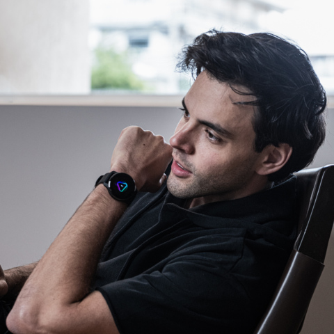 Venu 2 Plus από την Garmin: Πραγματοποιήστε κλήσεις, στείλτε μηνύματα από το smartwatch σας με GPS για παρακολούθηση της υγείας και της φυσικής σας κατάστασης.