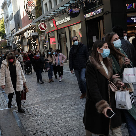 Κόσμος με μάσκα για κορωνοϊό στην Ερμού