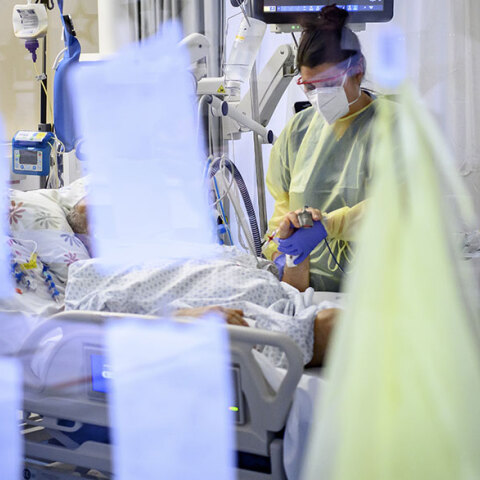 Νοσηλεύτρια φροντίζει ασθενή με κορωνοϊό σε ΜΕΘ νοσοκομείου στη Λωζάνη