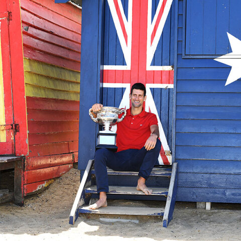 Ο Νόβακ Τζόκοβιτς με το τρόπαιο του Australian Open