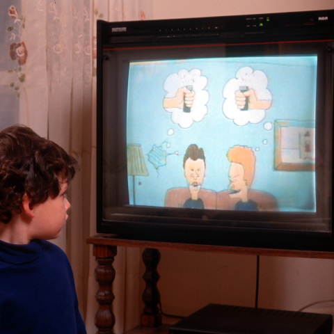 Παιδί που παρακολουθεί στην τηλεόραση τη σειρά κινουμένων σχεδίων Beavis And Butt-Head