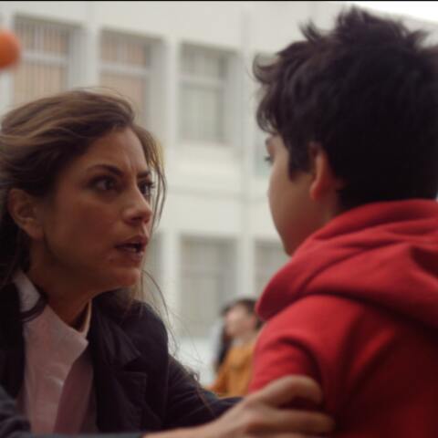 Γυναίκα που μιλά σε μικρό παιδί - Σκηνή από την ταινία Clear Sky