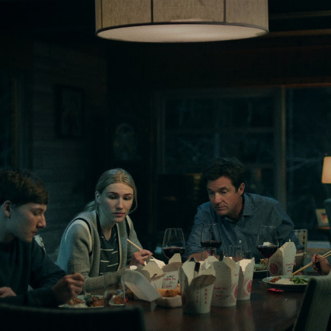 Οικογένεια που τρώει σε τραπέζι - σκηνή από τη σειρά Ozark στο Netflix
