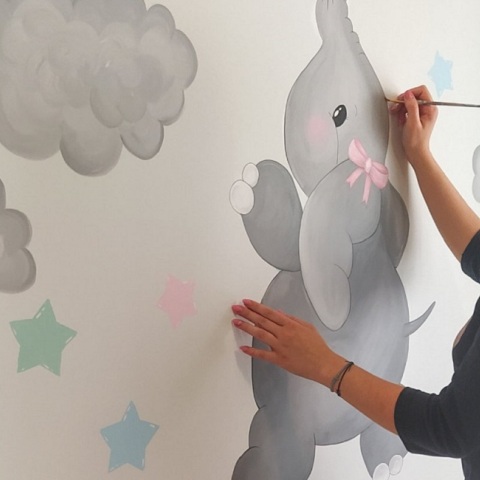 Η Ελισάβετ, που έχει τον λογαριασμό art._.mum, σχεδιάζει σε έναν τοίχο.