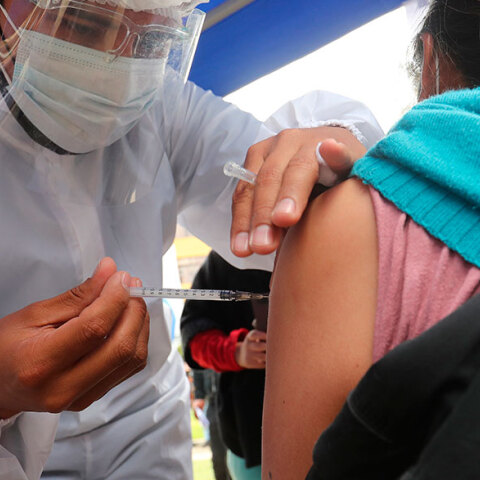 Εμβολιασμός για κορωνοϊό σε εμβολιαστικό κέντρο κατά της Covid στη Βολιβία