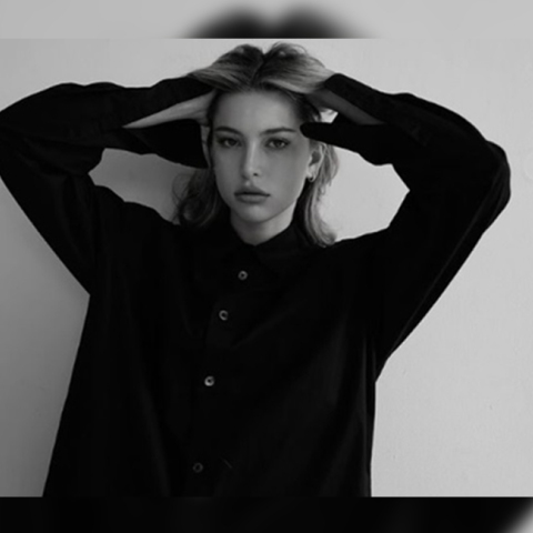 Ασπρόμαυρη φωτογραφία της Eve Jobs, κόρης του Steve Jobs