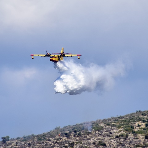 Πυροσβεστικό αεροπλάνο που ρίχνει νερό σε πυρκαγιά