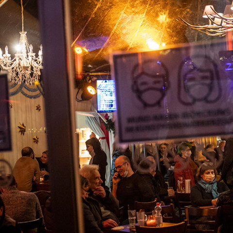 Πολίτες σε εστιατόριο στη Γερμανία εν μέσω πανδημίας κορωνοϊού