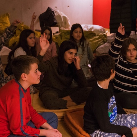 Τα παιδιά παρακολουθούν τον Ευγένιο Τριβιζά