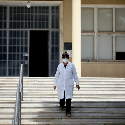 Υγειονομικός στο Σισμανόγλειο Νοσοκομείο με μάσκα για τον κορωνοϊό