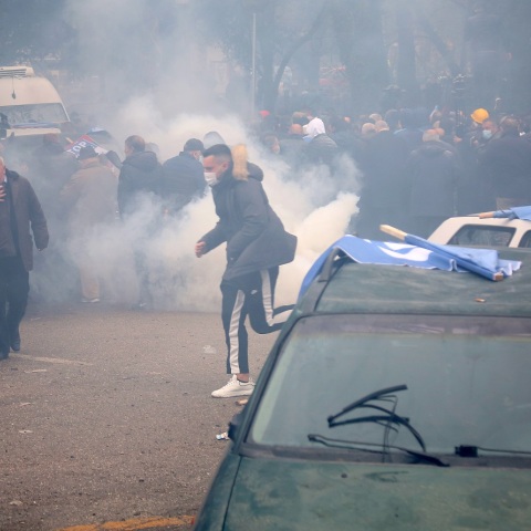 Αλβανία: Οπαδοί του Σαλί Μπερίσα εισέβαλαν στα γραφεία του Δημοκρατικού Κόμματος – Βίαια επεισόδια και χρήση χημικών από την αστυνομία.