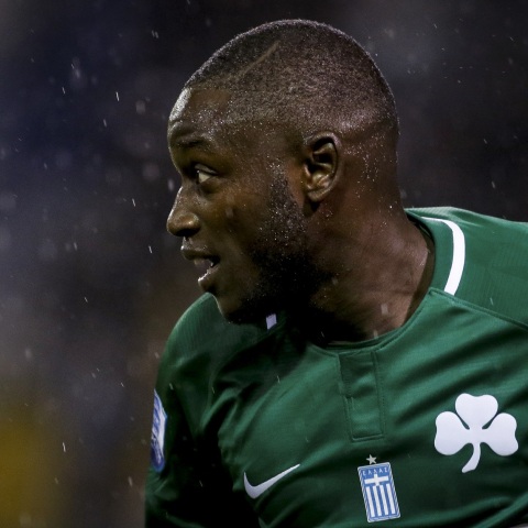 Ουσμάν Κουλιμπαλί: Κατέρρευσε εν ώρα αγώνα ο πρώην αμυντικός του Παναθηναϊκού – Η καρδιά του σταμάτησε και χρειάστηκε ανάνηψη από τους γιατρούς.