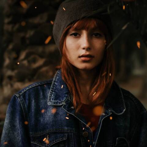 Κοπέλα με μαύρο σκουφί και τζιν τζάκετ