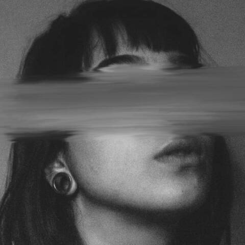 Ασπρόμαυρη φωτογραφία κοπέλας με σβησμένα τα μάτια της