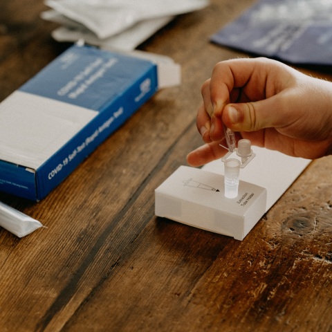 Κορωνοϊός: Το rapid test με τη χρήση στυλεού για τη λήψη δείγματος από τη μύτη, δεν ανιχνεύει με αξιοπιστία την παραλλαγή Όμικρον, υποστηρίζει Αμερικανός λοιμωξιολόγος.