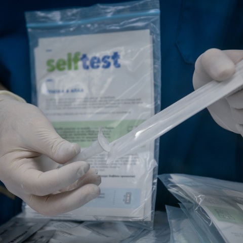 Διευκρινίσεις σχετικά με τη διάθεση των δωρεάν self test δίνονται σε δελτίο Τύπου των υπουργείων Υγείας και Παιδείας. 