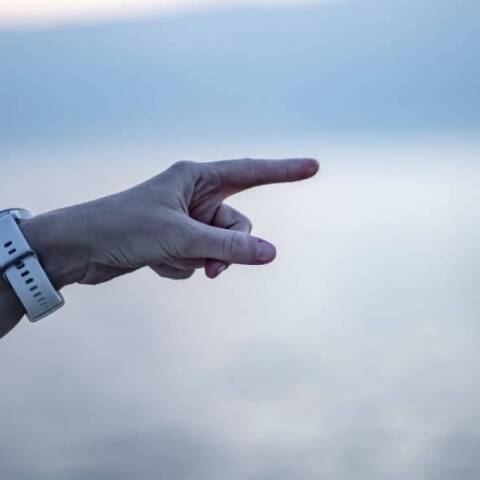 Χέρι που δείχνει προς τα δεξιά