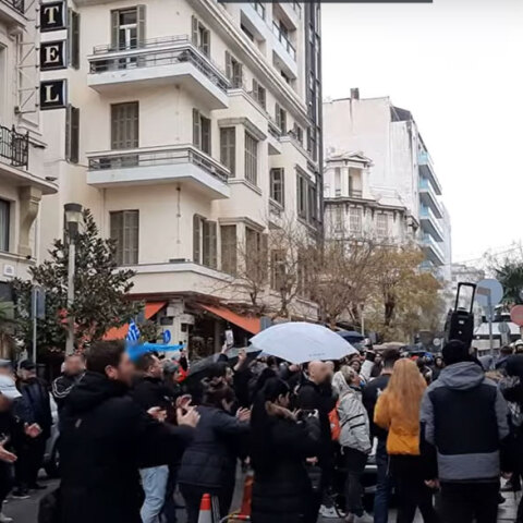 «Είμαστε όλοι Τζόκοβιτς» φώναξαν αντιεμβολιαστές στη Θεσσαλονίκη