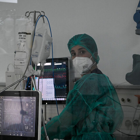 Υγειονομικός σε ΜΕΘ στο νοσοκομείο «Σωτηρία»