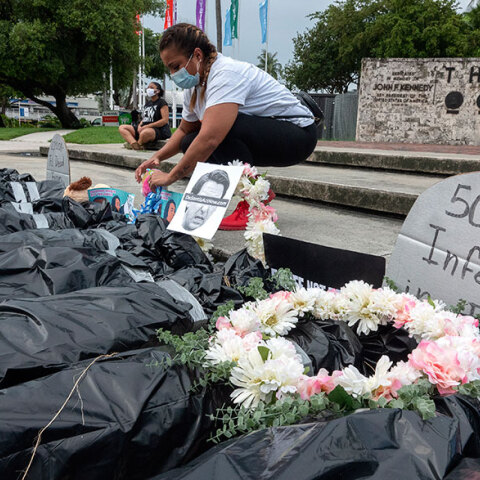 Πρώτες παγκοσμίως οι ΗΠΑ σε θανάτους από κορωνοϊό - Τελετή μνήμης για τα θύματα της Covid στο Μαϊάμι