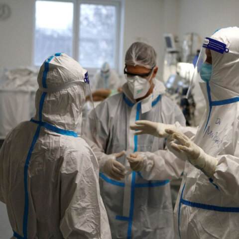 Υγειονομικοί σε νοσοκομείο στο Βελιγράδι