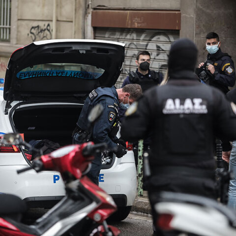 Αστυνομικοί έξω από το σπίτι στην πλατεία Αμερικής, όπου 30χρονος άνοιξε πυρ