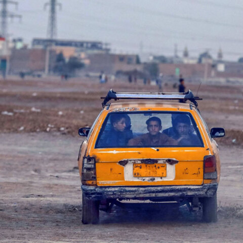 Μαθητές σε αυτοκίνητο στα περίχωρα της Καμπούλ στο Αφγανιστάν