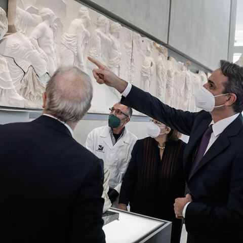 Ο πρωθυπουργός Κυριάκος Μητσοτάκης μπροστά στο θραύσμα Fagan που τοποθετήθηκε στη ζωφόρο του Παρθενώνα
