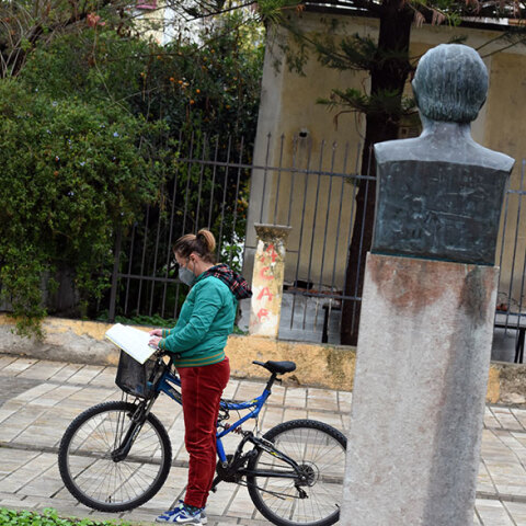 Κοπέλα με μάσκα για τον κορωνοϊό
