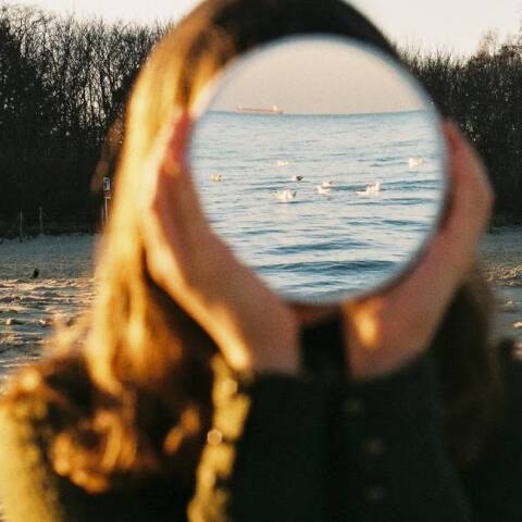 Κοπέλα σε χιονισμένο τοπίο