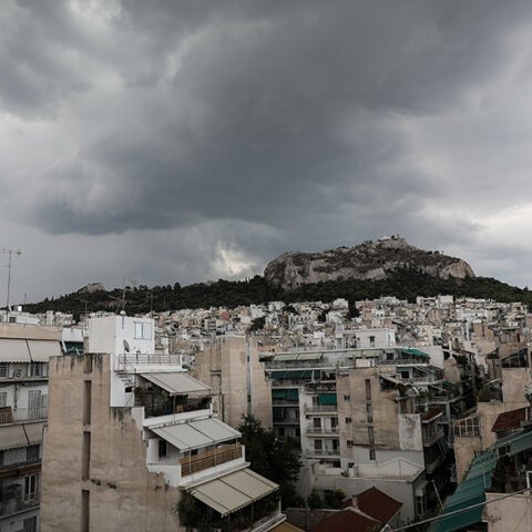 Σύννεφα με βροχή στην Αθήνα
