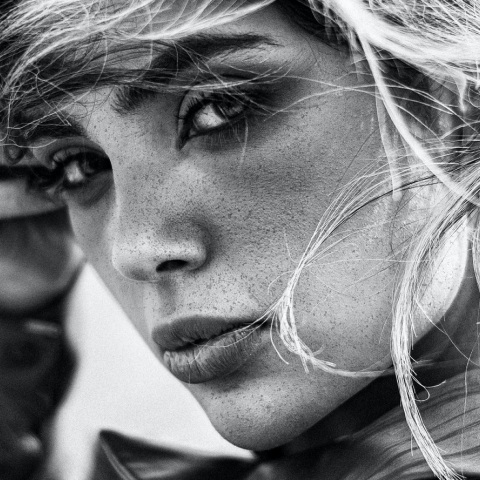 Ασπρόμαυρο πορτραίτο γυναίκας 