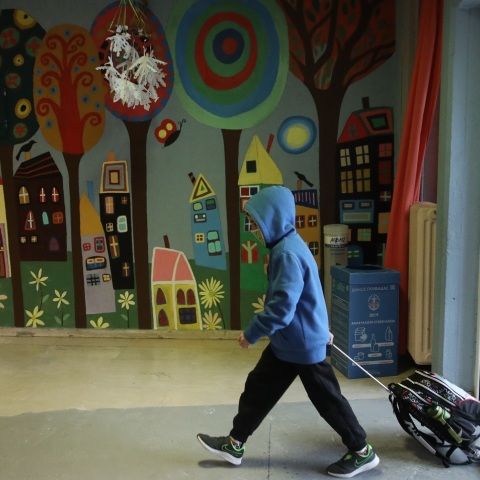 Μαθητής με τσάντα σε σχολείο