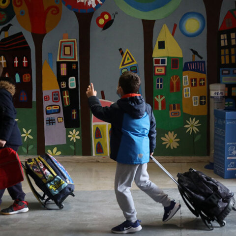 Μαθητής σε δημοτικό σχολείο με μάσκα για τον κορωνοϊό