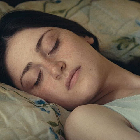 Η ηθοποιός Άνι Καρσελάτζε στην ταινία «ι βλέπουμε όταν κοιτάμε τον ουρανό»