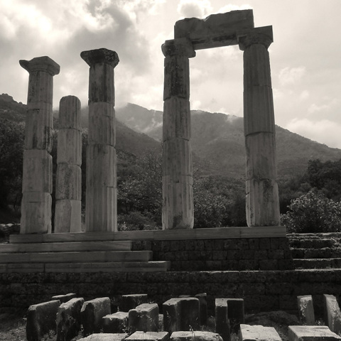 Φωτογραφία στο εξώφυλλο της συλλογής «Ποιήματα» του Ηλία Ευθυμιόπουλου (εκδ. ATHENS VOICE BOOKS)